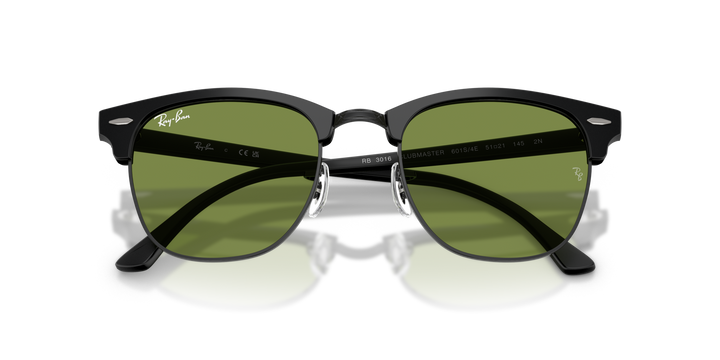 RAY-BAN RB3016 CLUBMASTER 601S4E Negro Mate sobre Negro, vista frontal con varillas plegadas 