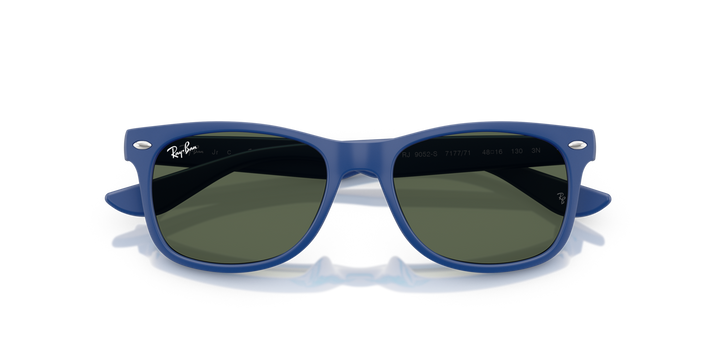 RAY-BAN JUNIOR RAY-BAN RJ9052S JUNIOR NEW WAYFARER 717771 Goma Azul, vista frontal con varillas plegadas 