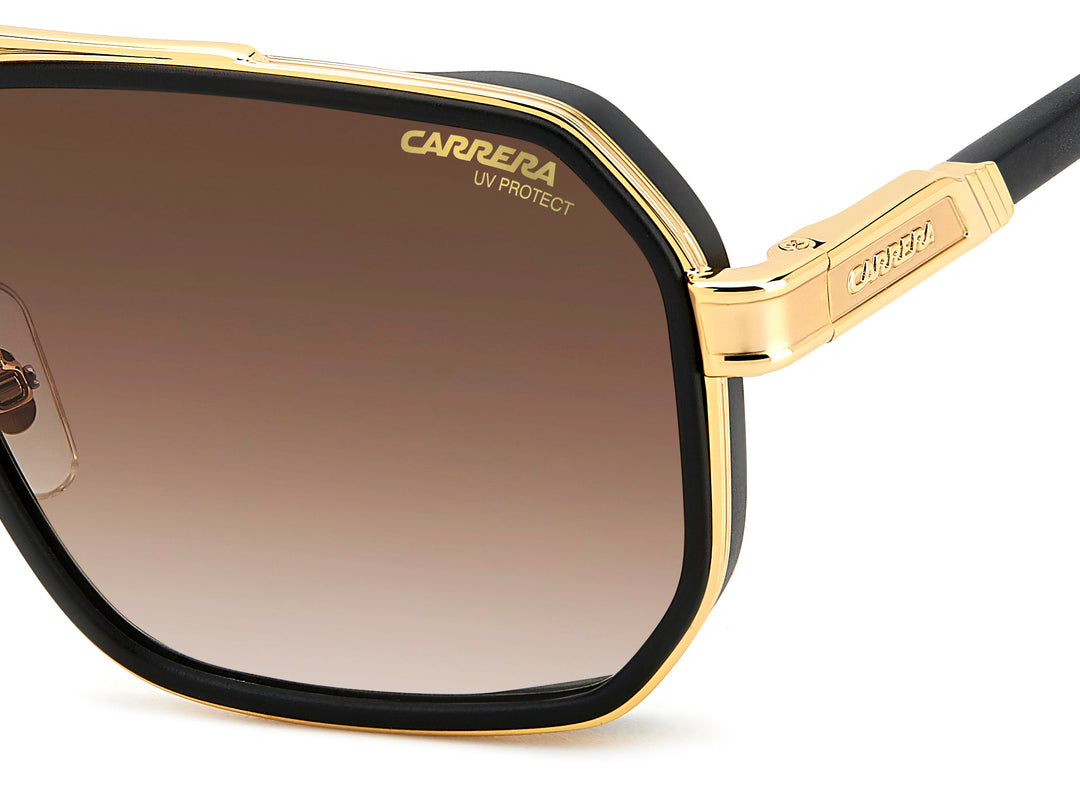Carrera 1069/S negro mate y dorado, detalle del logotipo y la bisagra 