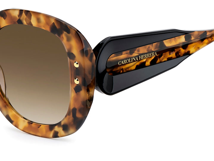 CAROLINA HERRERA HE0254/S havana, detalle del logotipo y la bisagra 