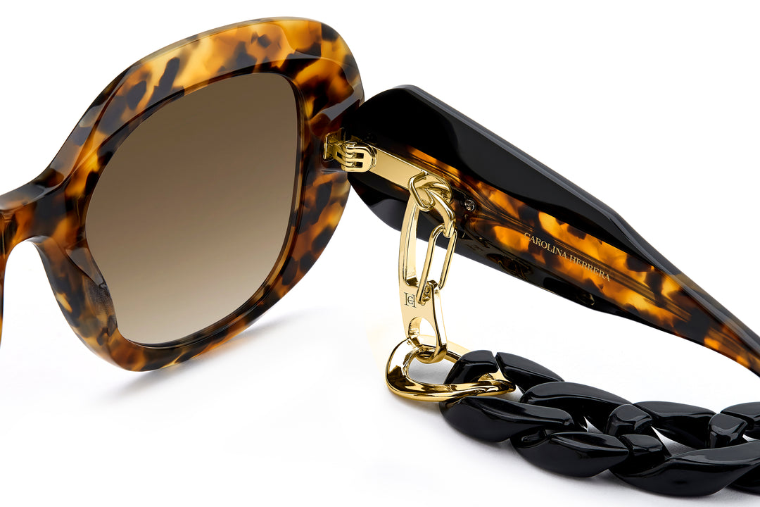 CAROLINA HERRERA HE0254/S havana, detalle de la cadena y su enganche 