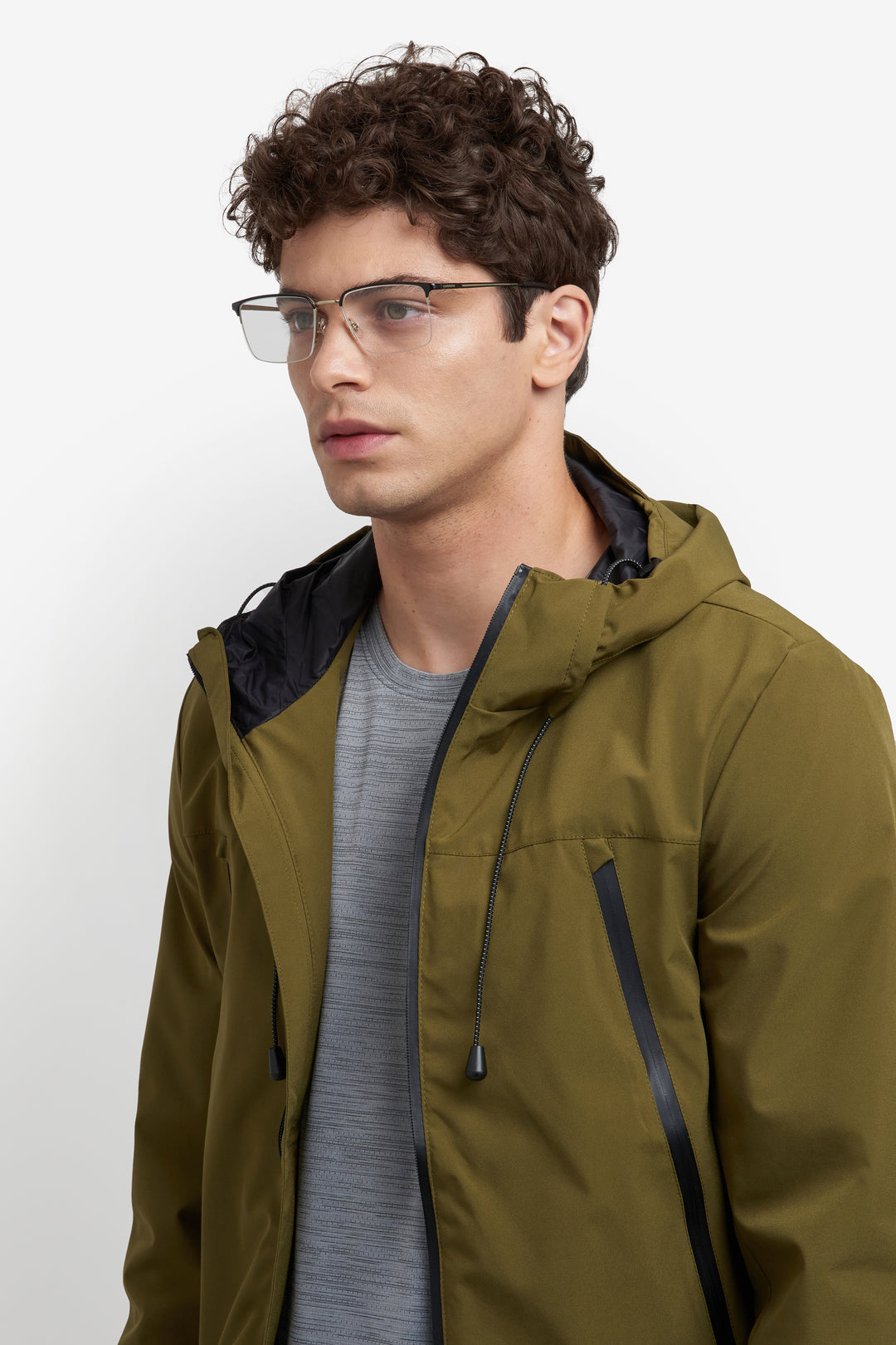 CARRERA 8909, color I46, vista en modelo de tres cuartos 