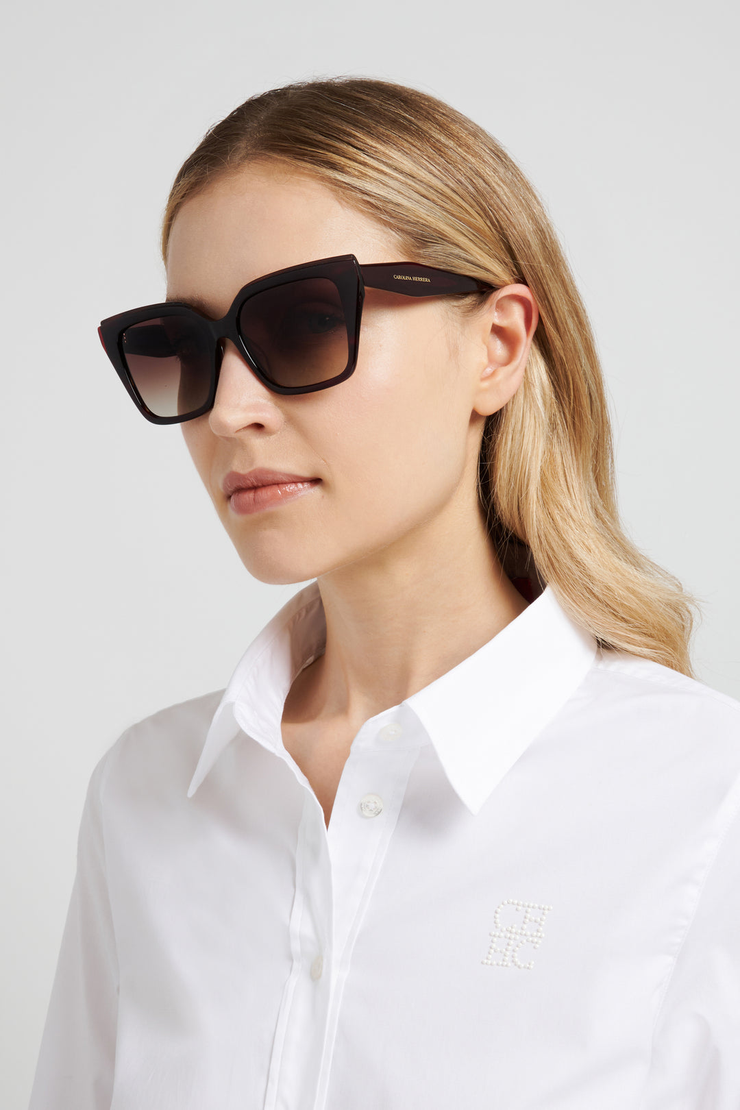 CAROLINA HERRERA HER 0403/G/S, color 0UC, vista en modelo de tres cuartos 