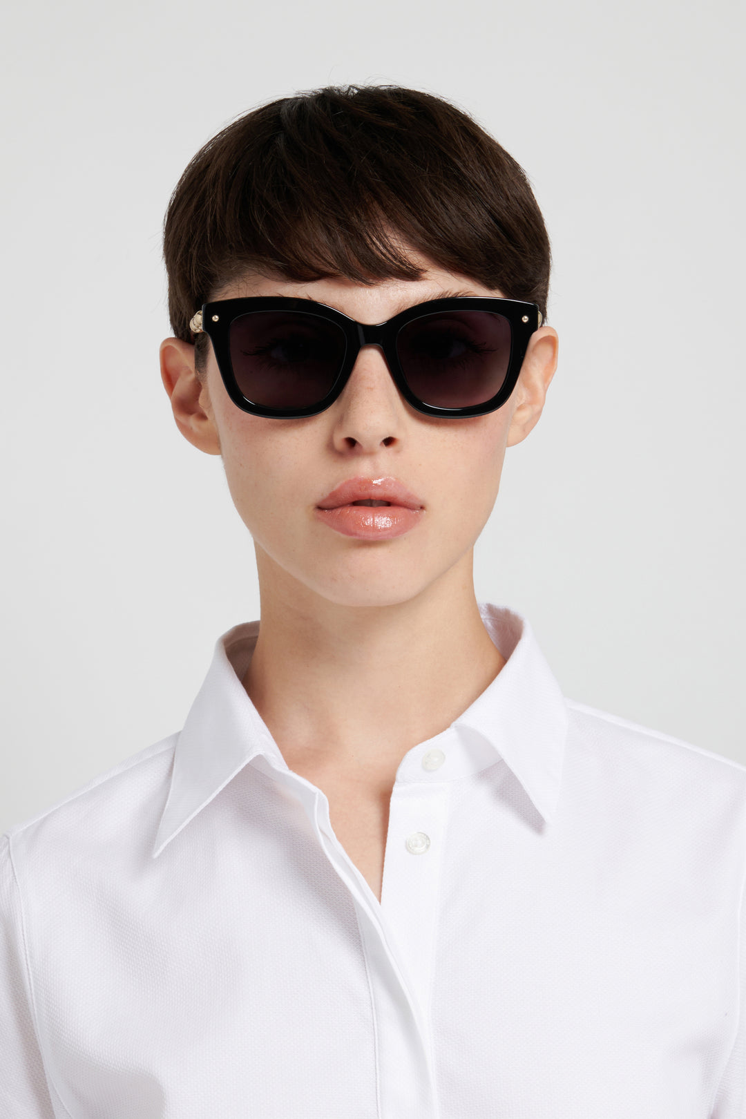CAROLINA HERRERA HER 0407/G/S, color 807, vista en modelo frontal 