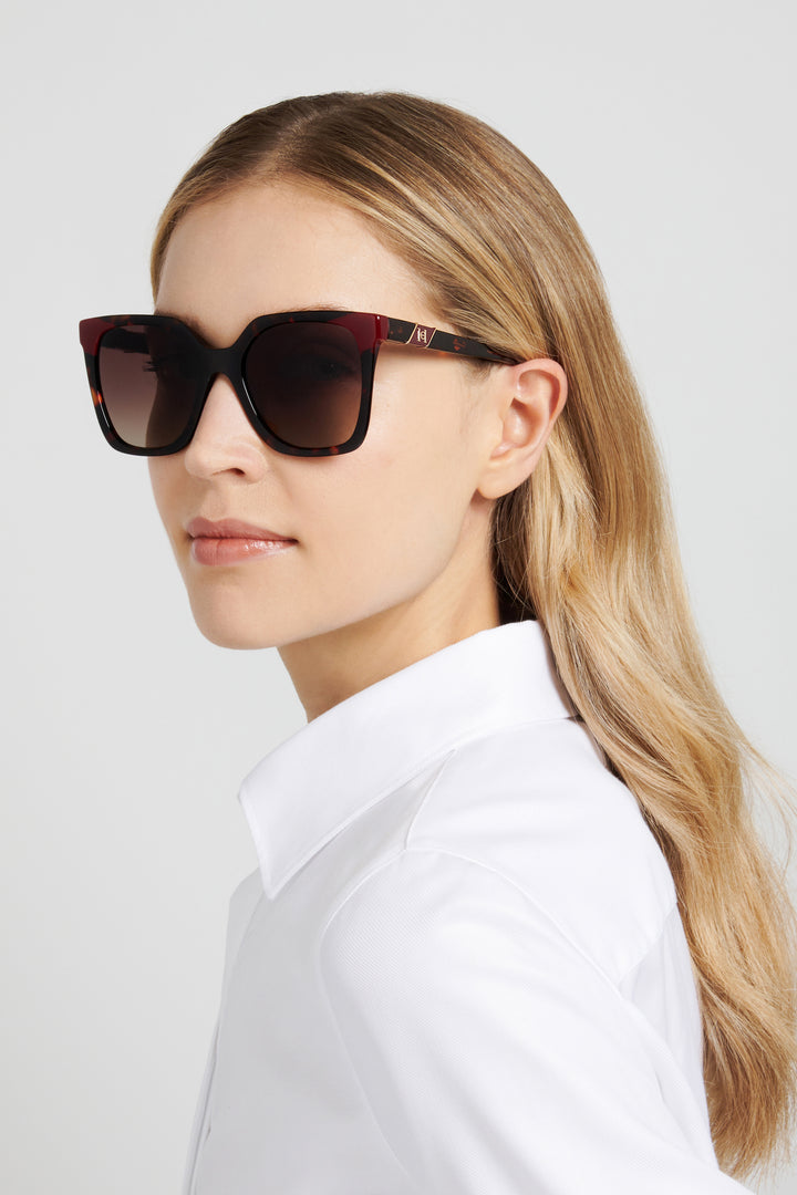 CAROLINA HERRERA HER 0430/S, color 086, vista en modelo de tres cuartos 