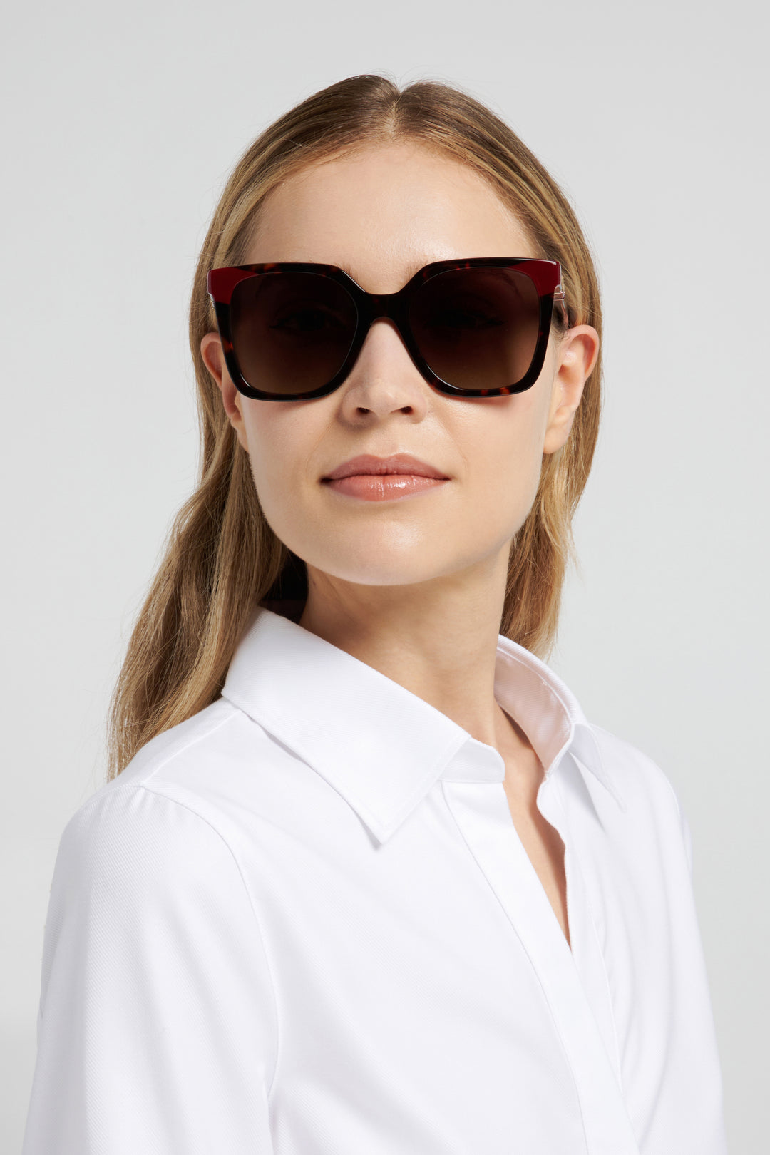 CAROLINA HERRERA HER 0430/S, color 086, vista en modelo frontal 