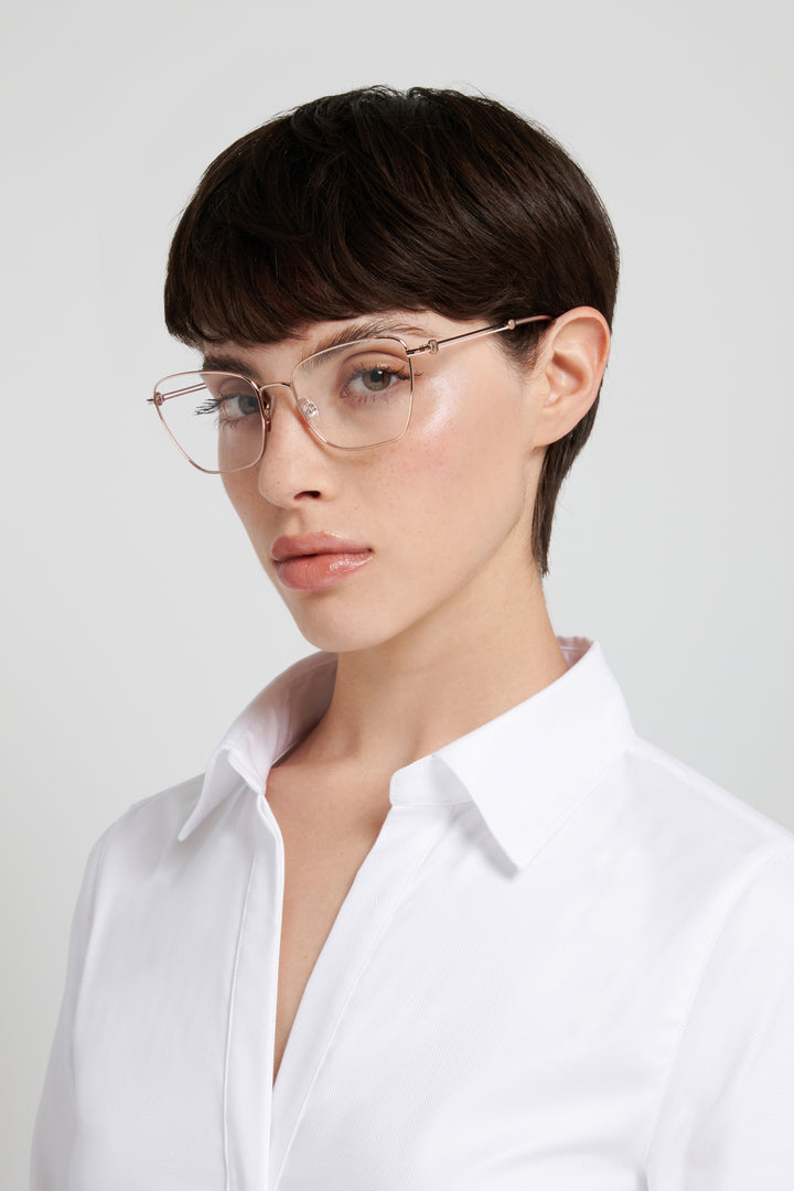 CAROLINA HERRERA HER 0426, color DDB, vista en modelo de tres cuartos 