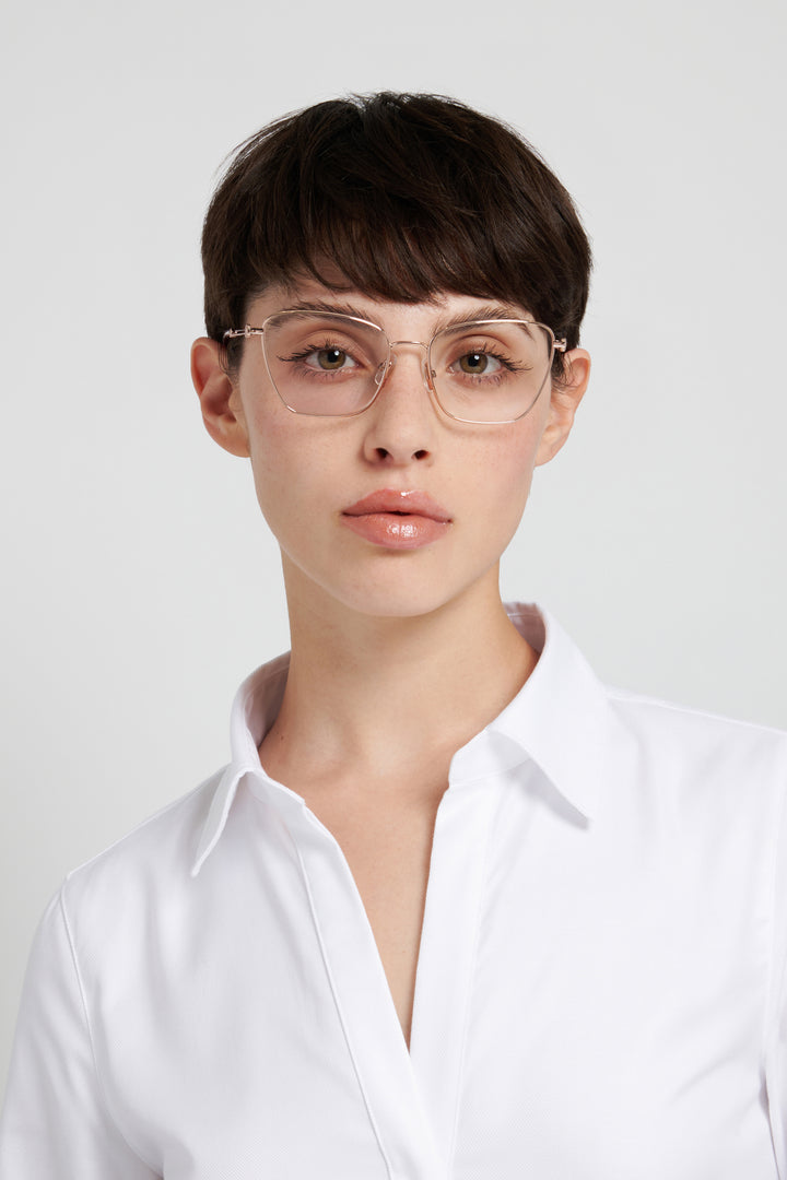 CAROLINA HERRERA HER 0426, color DDB, vista en modelo frontal 
