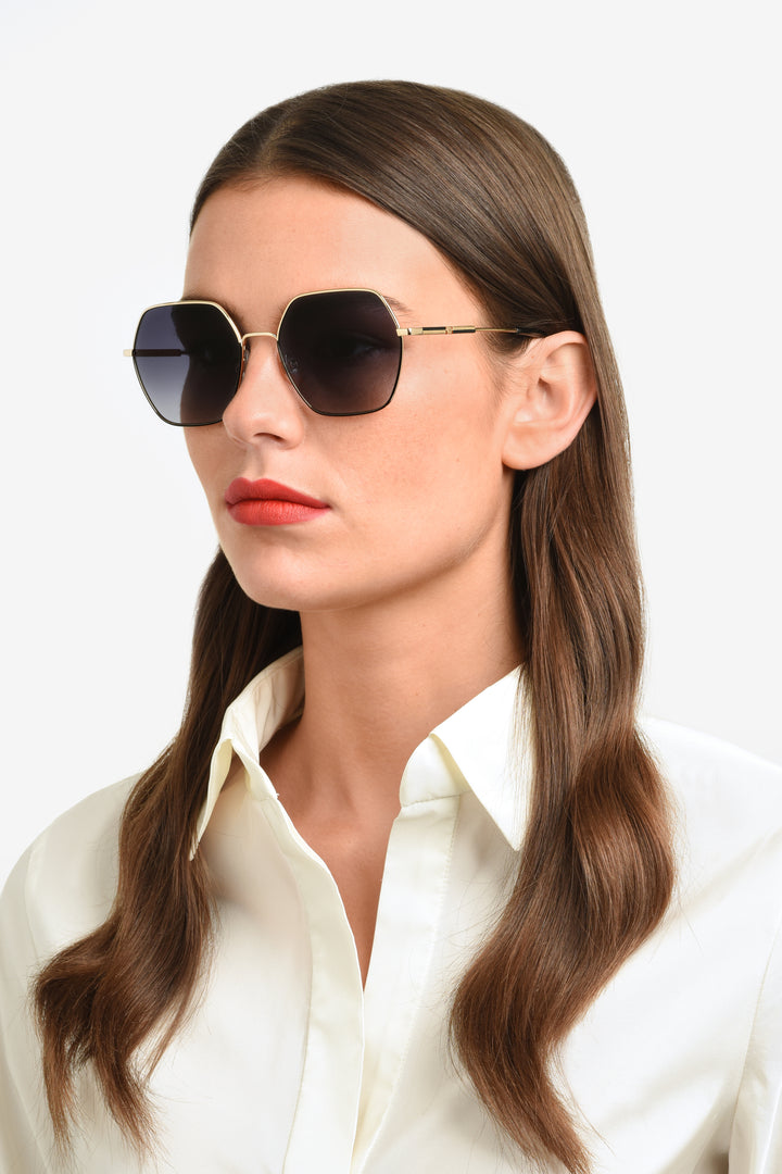 CAROLINA HERRERA HE0183/S dorado y negro, vista en modelo de tres cuartos 