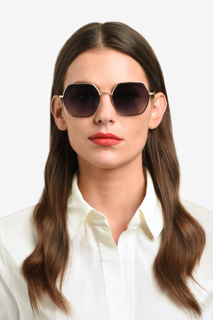 CAROLINA HERRERA HE0183/S dorado y negro, vista en modelo frontal 