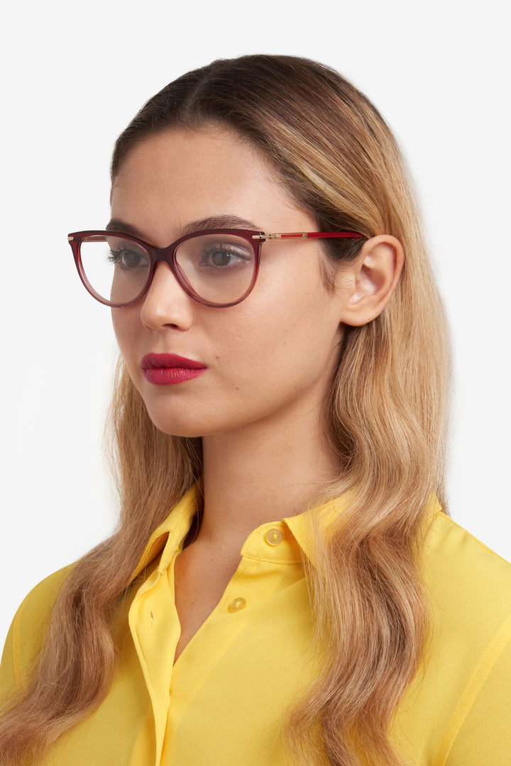 CAROLINA HERRERA HE0231 rojo degradado, vista en modelo de tres cuartos 