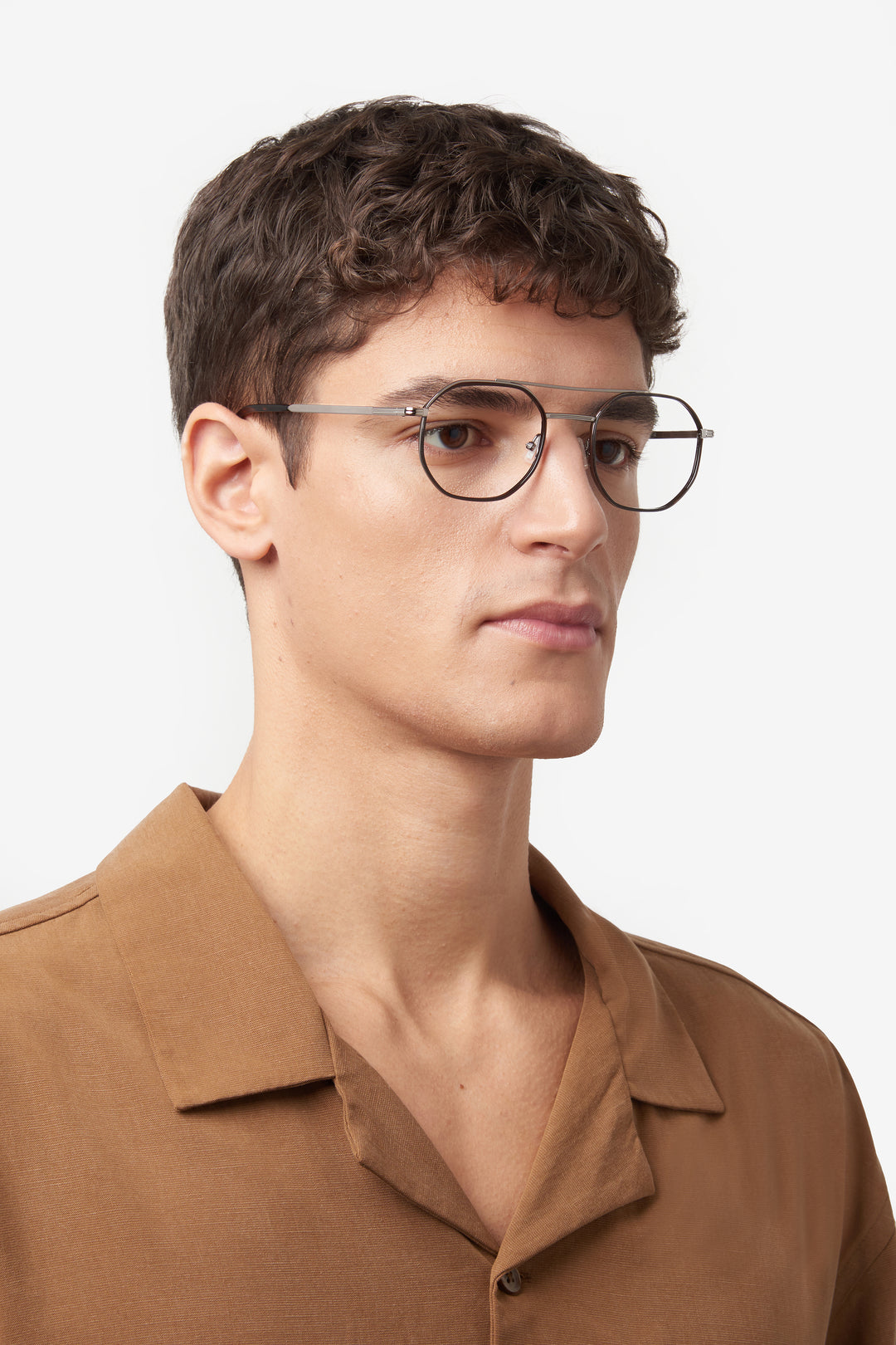BOSS 1632 gris oscuro y havana, vista en modelo de tres cuartos 