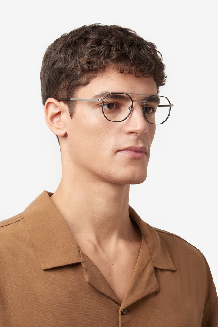 BOSS 1632 gris oscuro y havana, vista en modelo de tres cuartos 