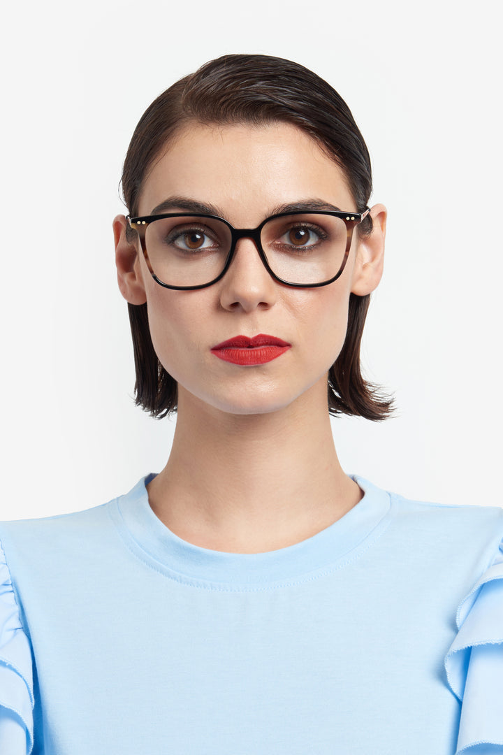CAROLINA HERRERA HE0165 negro y havana, vista en modelo frontal 
