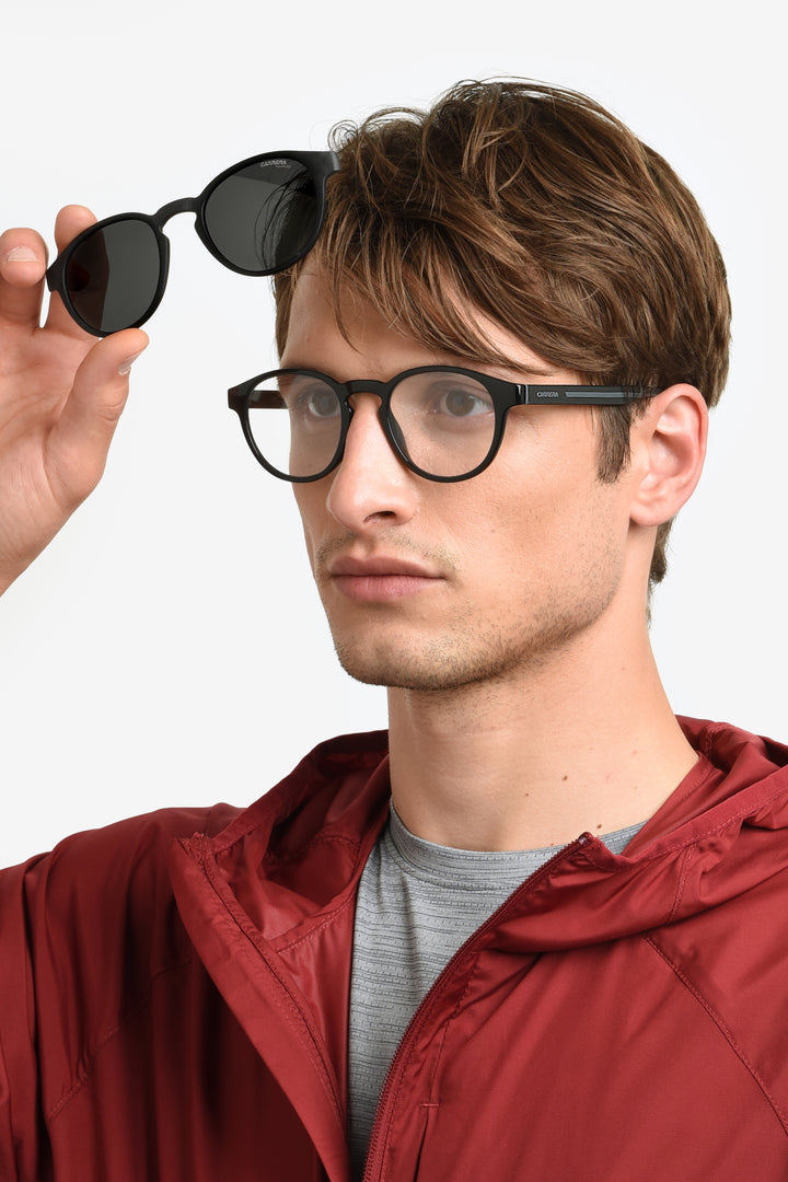 CARRERA CA 8066/CS negro y gris, vista en modelo retirando el clip solar 