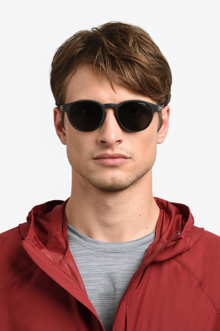CARRERA CA 8066/CS negro y gris, vista frontal en modelo con clip solar 