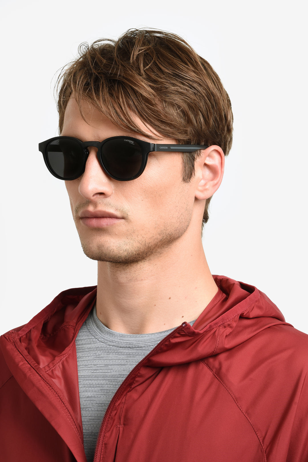 CARRERA CA 8066/CS negro y gris, vista de tres cuartos en modelo con clip solar 