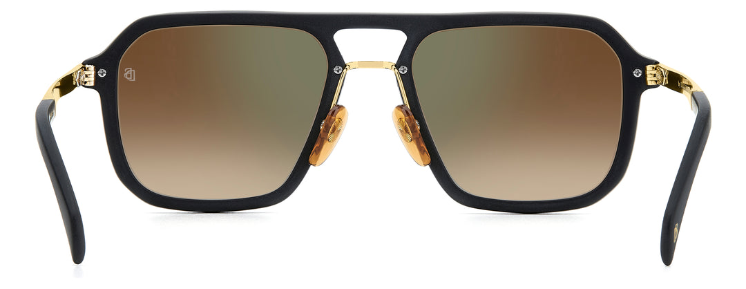 DAVID BECKHAM DB 7136/S negro mate y dorado, vista posterior con varillas abiertas 