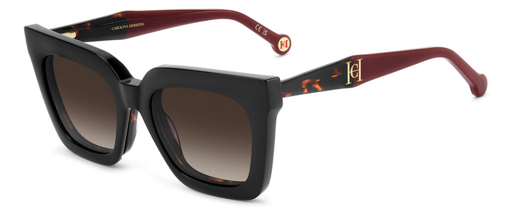 CAROLINA HERRERA HER 0376/C havana, vista de tres cuartos con clip solar montado 