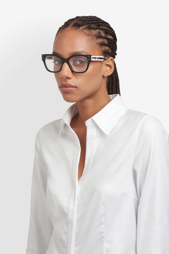 CAROLINA HERRERA HER 0324 negro y rosa, vista en modelo de tres cuartos 