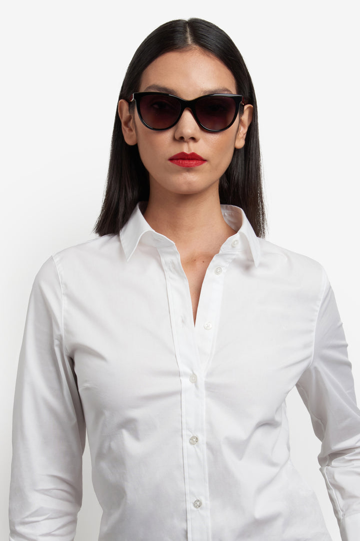 CAROLINA HERRERA HER 0259/CS havana, vista frontal en modelo con clip solar 