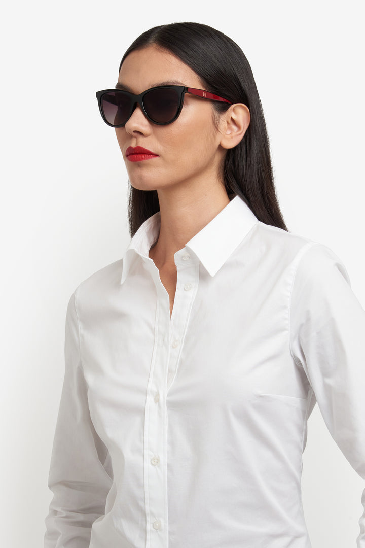 CAROLINA HERRERA HER 0259/CS havana, vista de tres cuartos en modelo con clip solar 