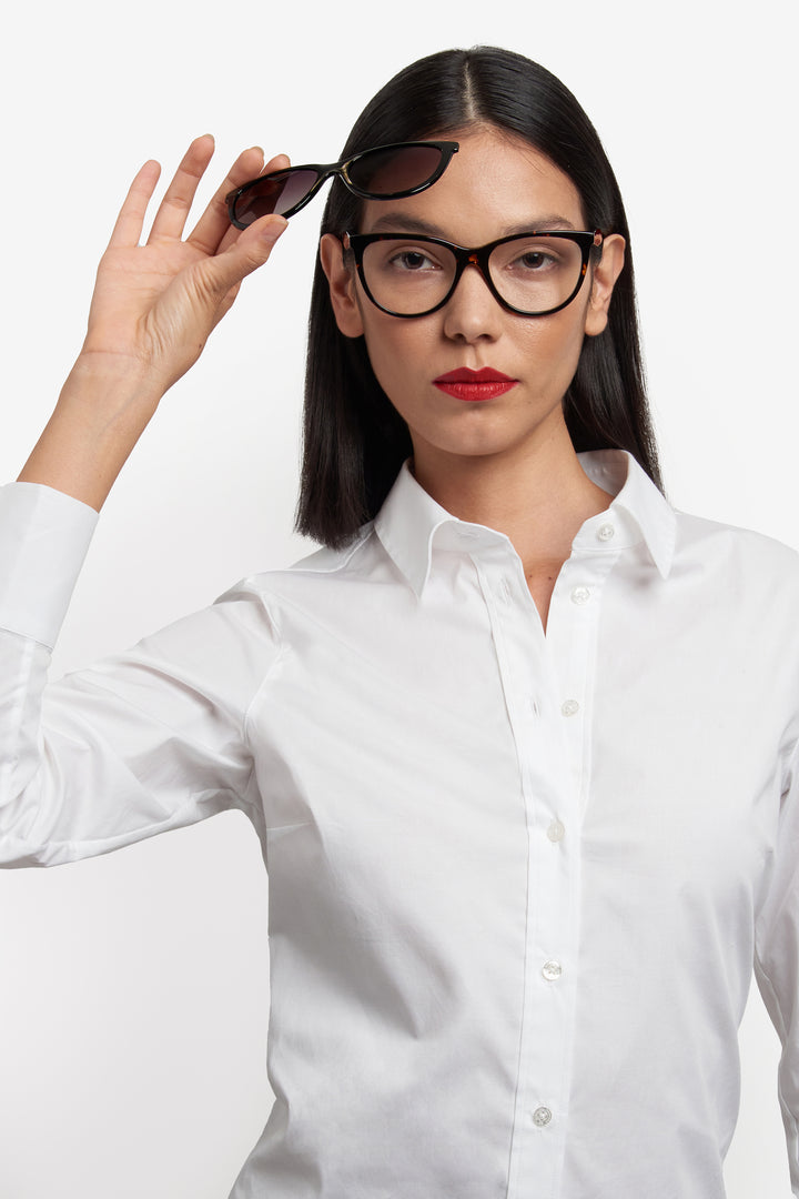 CAROLINA HERRERA HER 0259/CS havana, vista frontal en modelo retirando el clip solar 