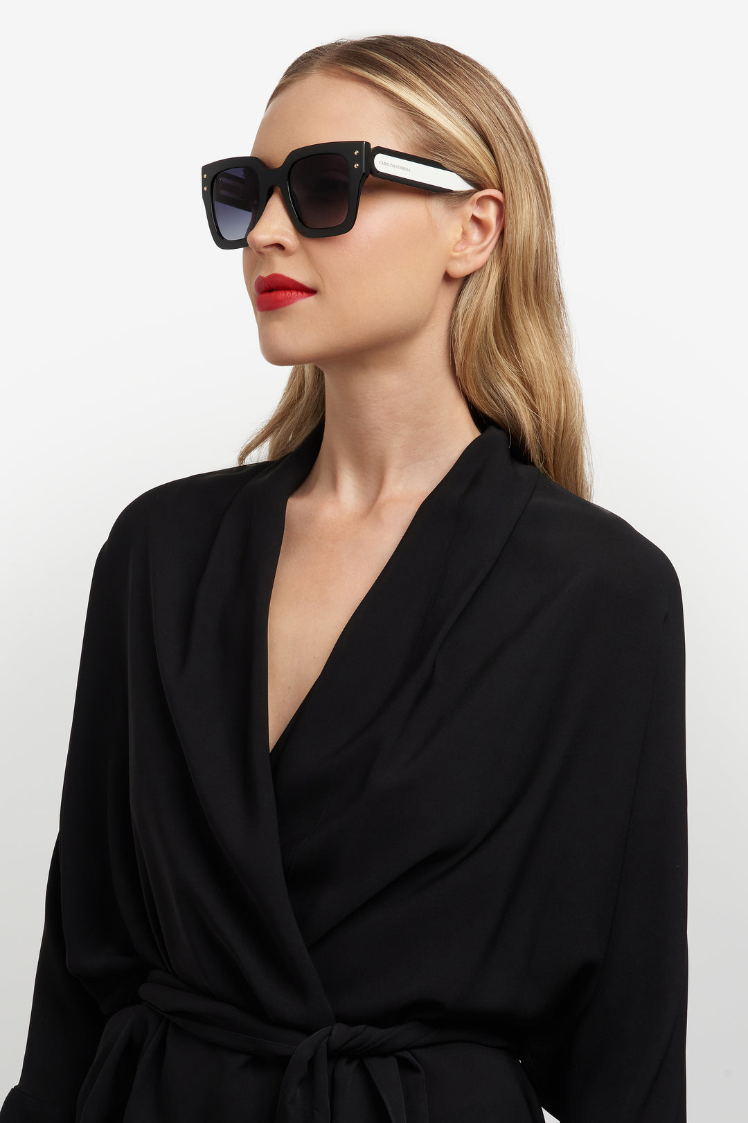 CAROLINA HERRERA HE0255/S negro y blanco, vista en modelo de tres cuartos 