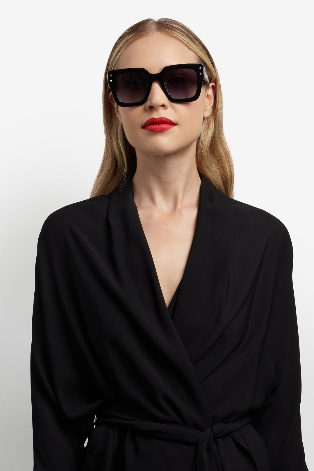 CAROLINA HERRERA HE0255/S negro y blanco, vista en modelo frontal 