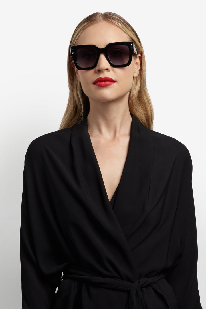 CAROLINA HERRERA HE0255/S negro y blanco, vista en modelo frontal 