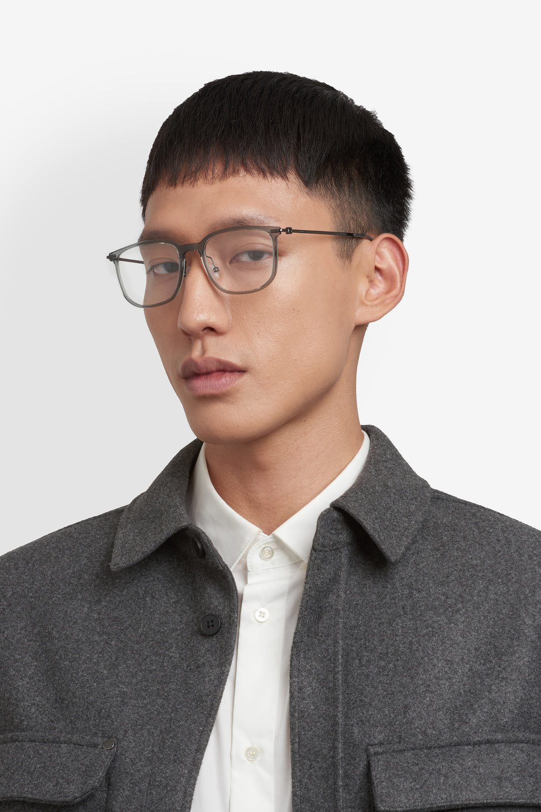 BOSS 1878/F gris oscuro, vista en modelo de tres cuartos 