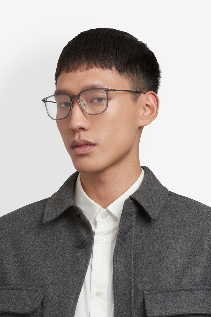 BOSS 1878/F gris oscuro, vista en modelo de tres cuartos 
