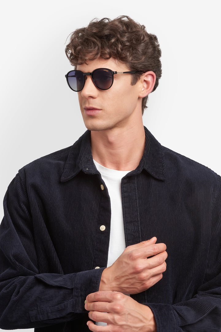 CARRERA CA 368/C negro y rojo, vista de tres cuartos en modelo con clip solar 