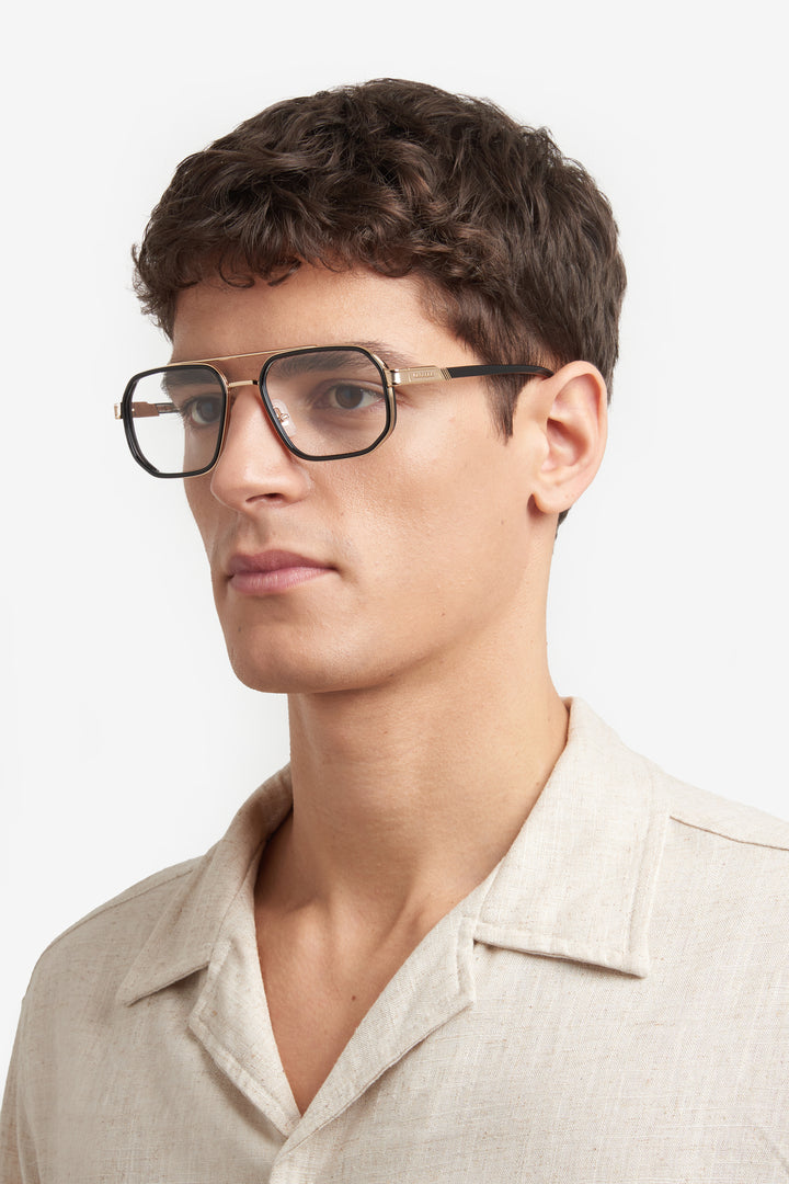 CARRERA CA1137 negro y dorado, vista en modelo de tres cuartos 