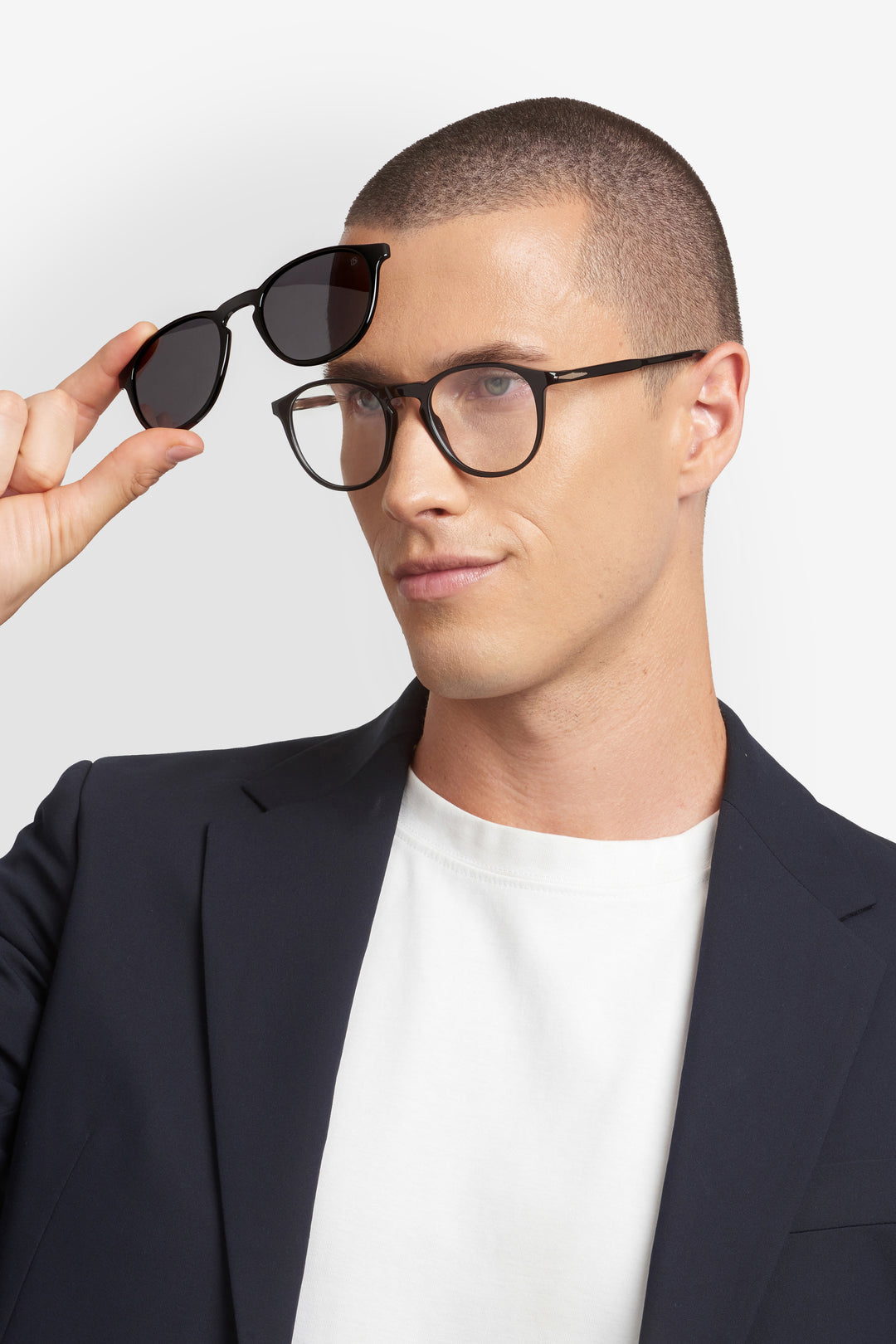 DAVID BECKHAM DB 1018/C negro y dorado, vista en modelo retirando el clip solar 