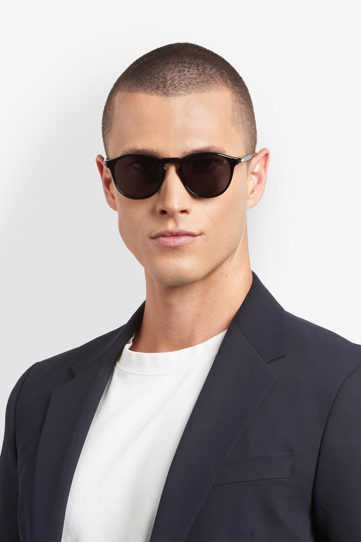 DAVID BECKHAM DB 1018/C negro y dorado, vista frontal en modelo con clip solar 