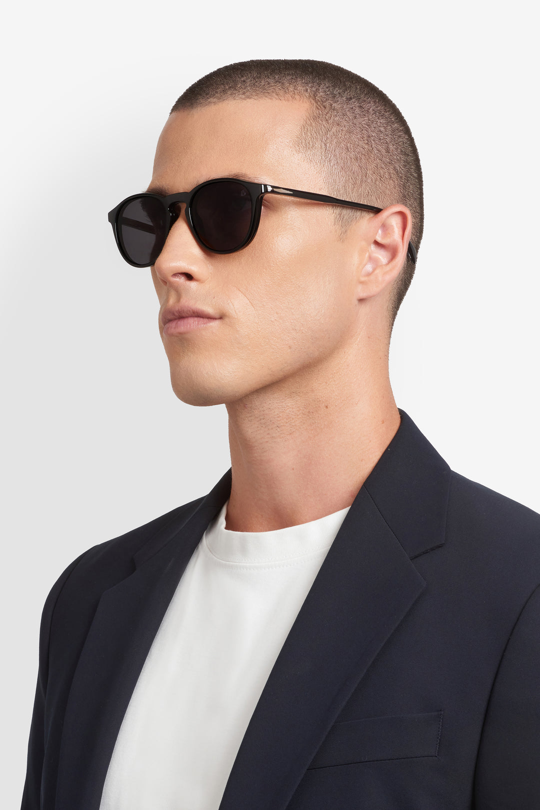 DAVID BECKHAM DB 1018/C negro y dorado, vista de tres cuartos en modelo con clip solar 