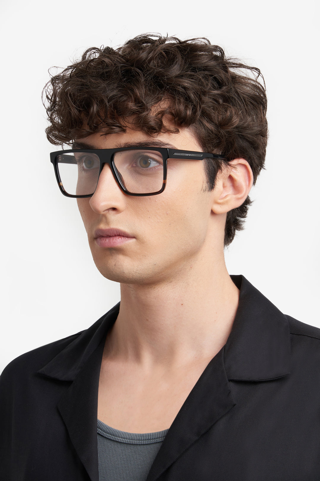 CARRERA CA VICTORY C 05 negro y havana, vista en modelo de tres cuartos 