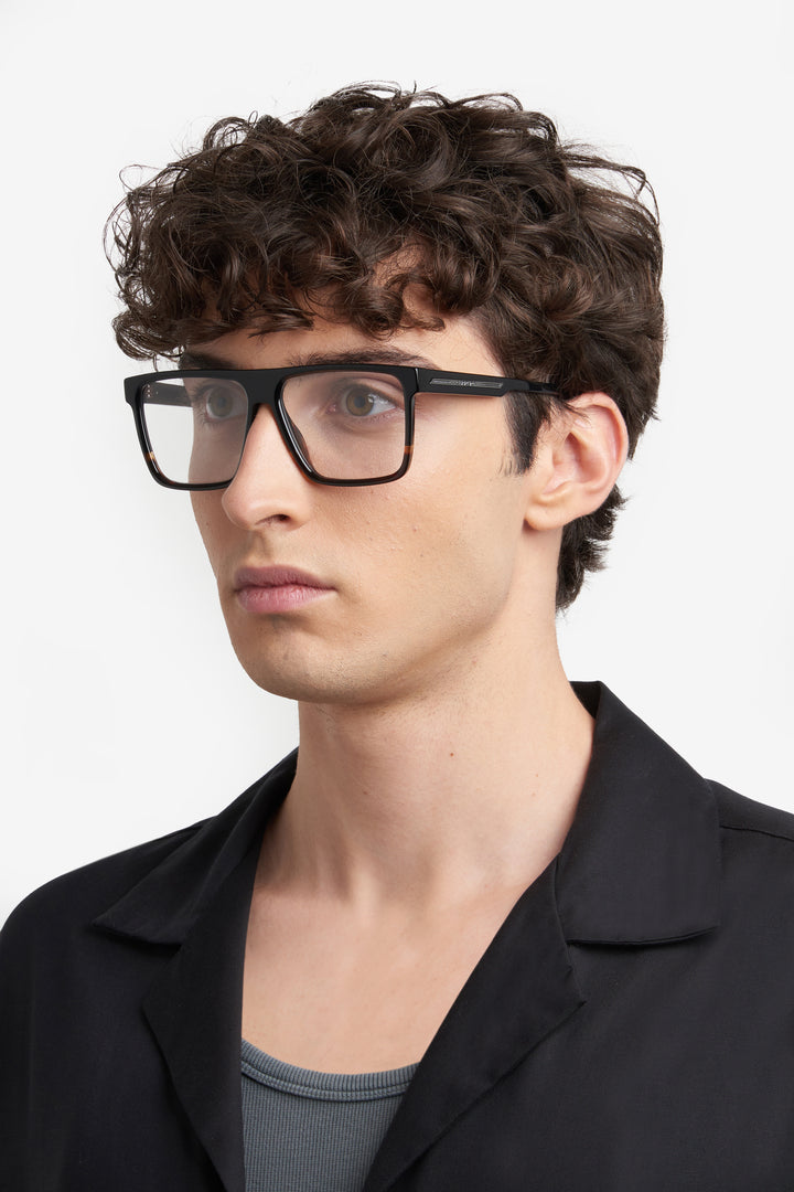 CARRERA CA VICTORY C 05 negro y havana, vista en modelo de tres cuartos 