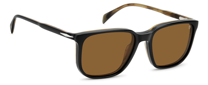 DAVID BECKHAM DB 1210/C negro y beige veteado, ángulo alternativo de tres cuartos con clip colocado 