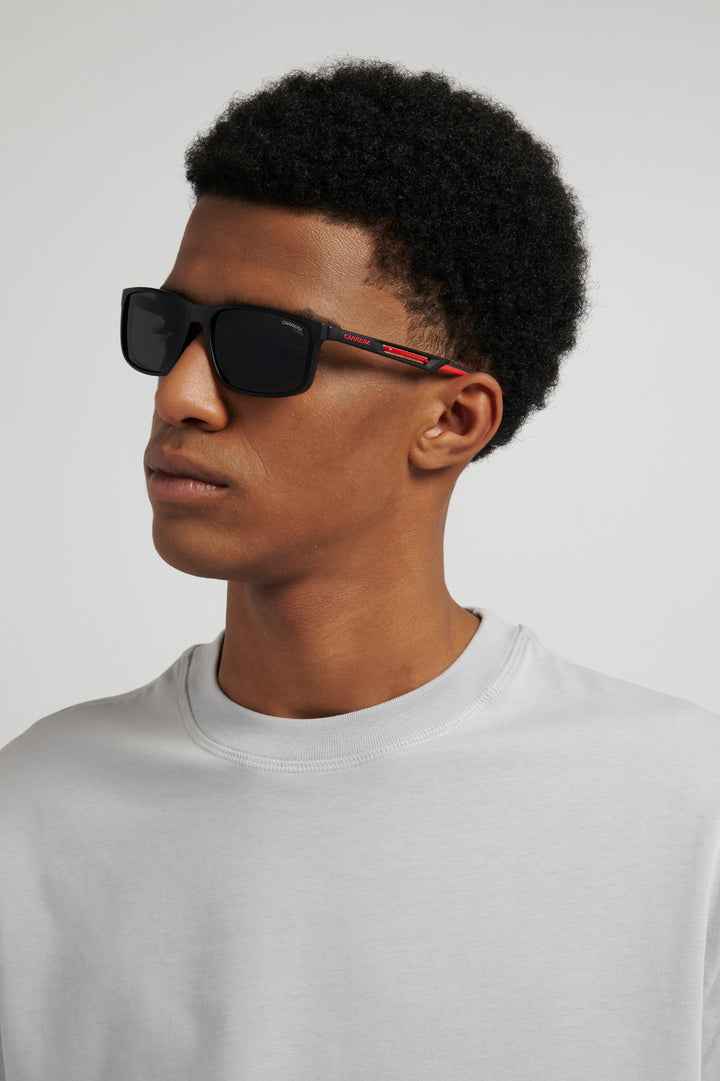 CARRERA CA 8933/C negro mate y rojo, vista de tres cuartos en modelo con clip solar 