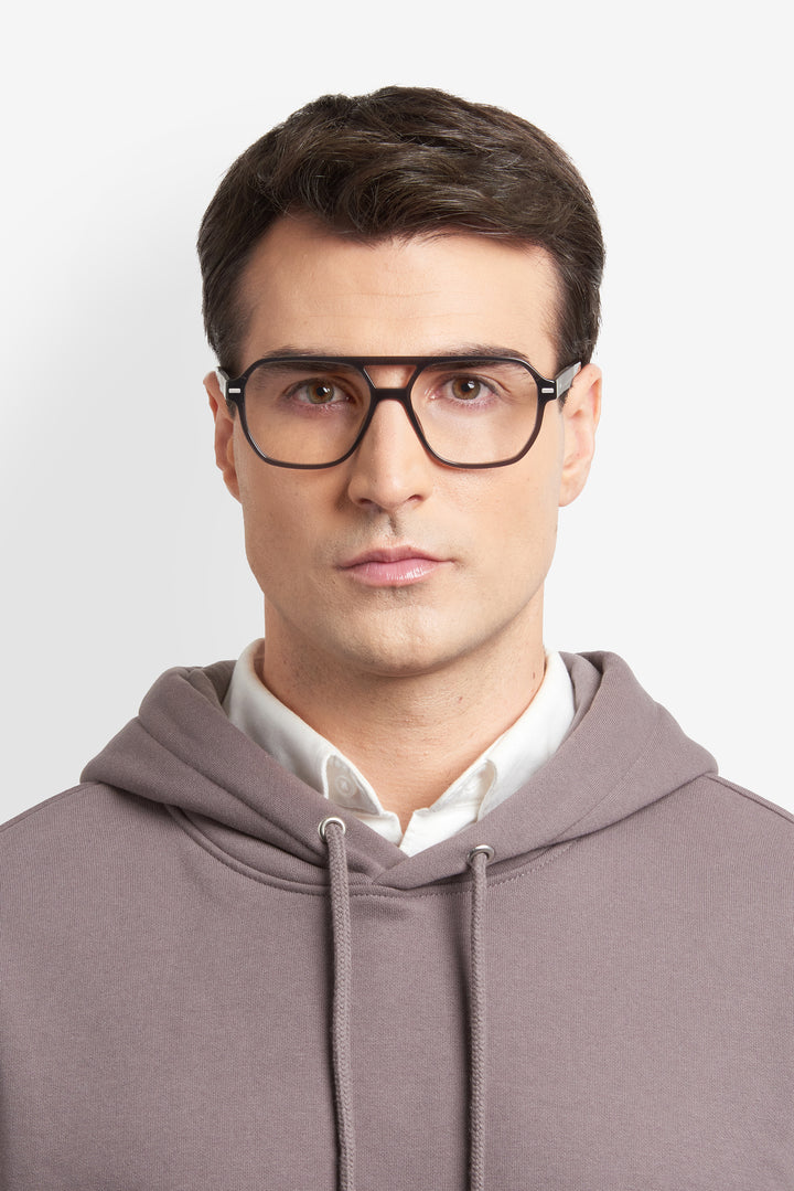 BOSS 1843 gris y havana, vista en modelo frontal 