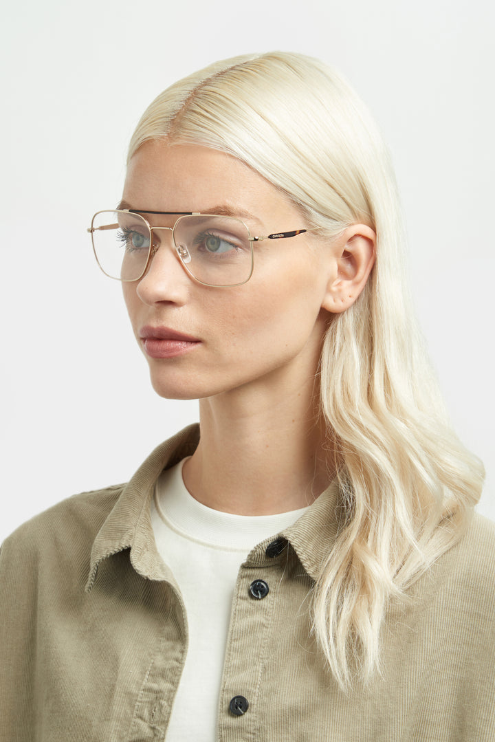 CARRERA CA 290 dorado, vista en modelo femenino de tres cuartos 