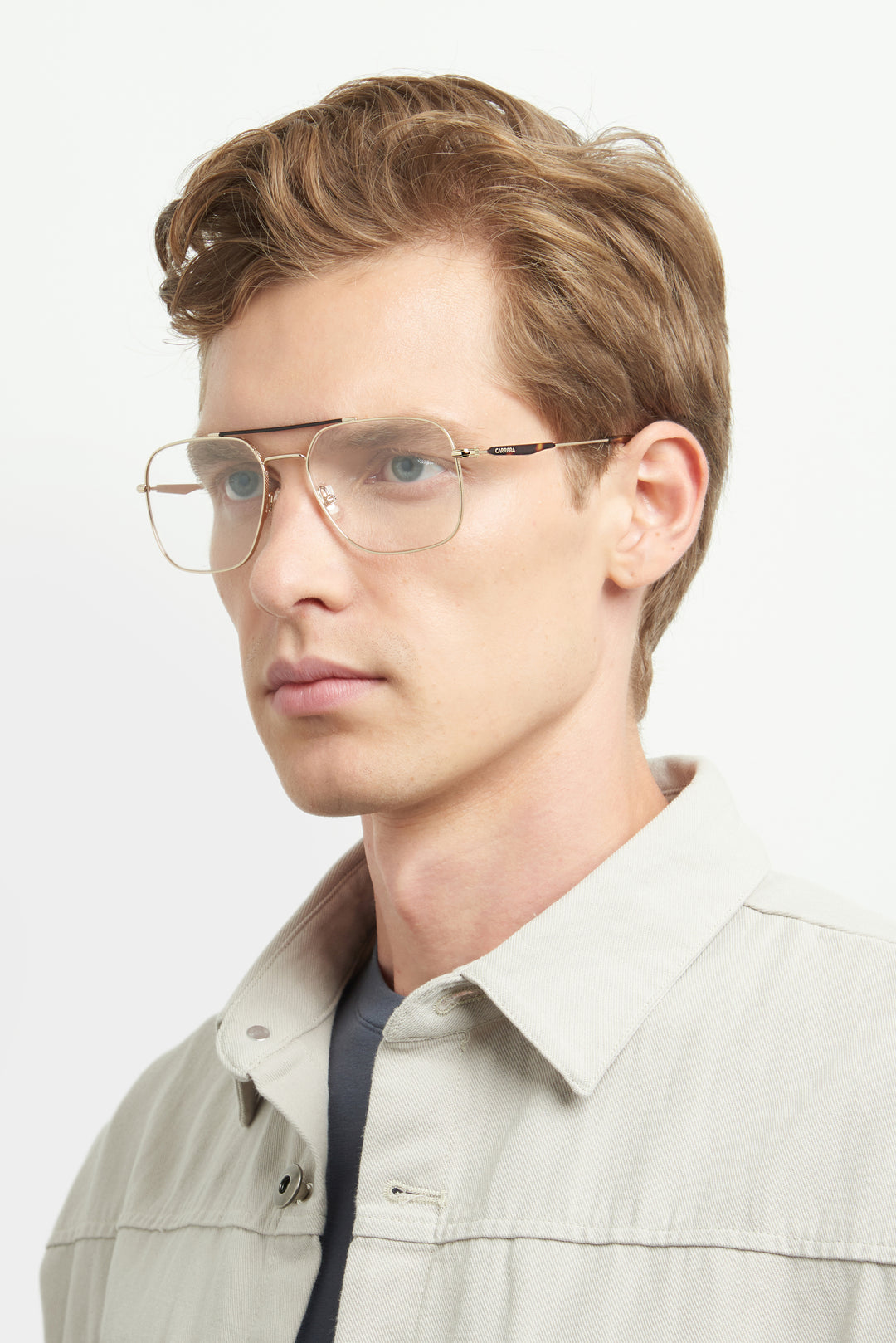 CARRERA CA 290 dorado, vista en modelo masculino de tres cuartos 