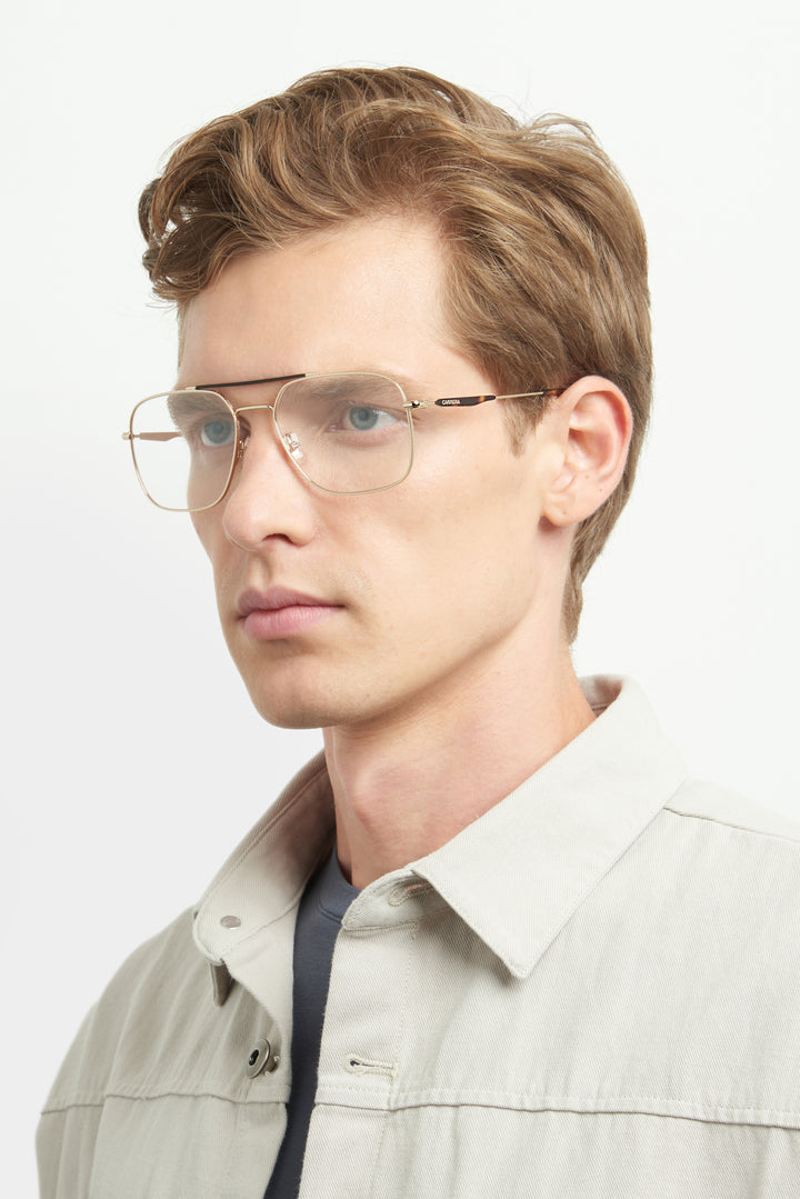 CARRERA CA 290 dorado, vista en modelo masculino de tres cuartos 