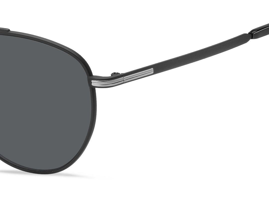 BOSS 1631/S negro mate, detalle del logotipo y la bisagra 