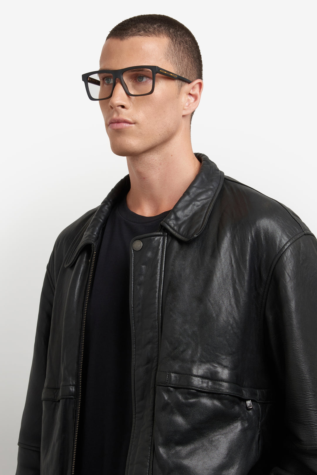 CARRERA CA VICTORY C 06 negro mate, vista en modelo de tres cuartos 