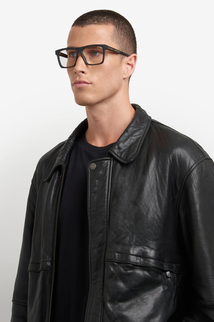 CARRERA CA VICTORY C 06 negro mate, vista en modelo de tres cuartos 