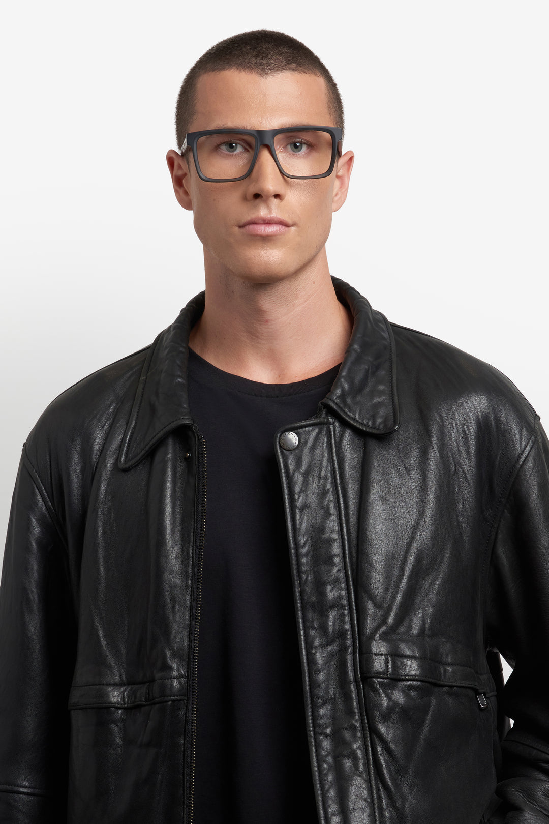 CARRERA CA VICTORY C 06 negro mate, vista en modelo frontal 