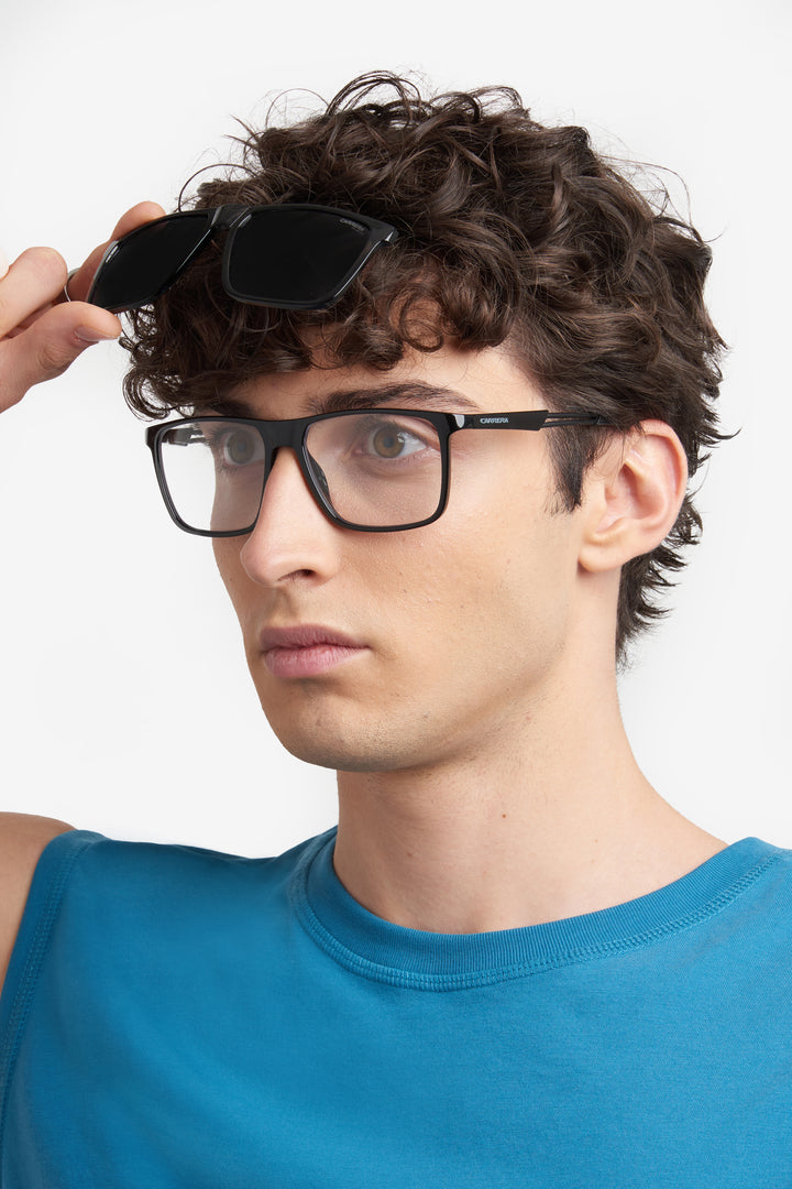 CARRERA CA4020/CS negro, vista en modelo retirando el clip solar 